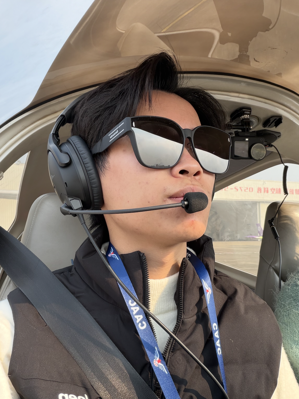 佩戴航空耳机坐在轻型飞机驾驶舱内